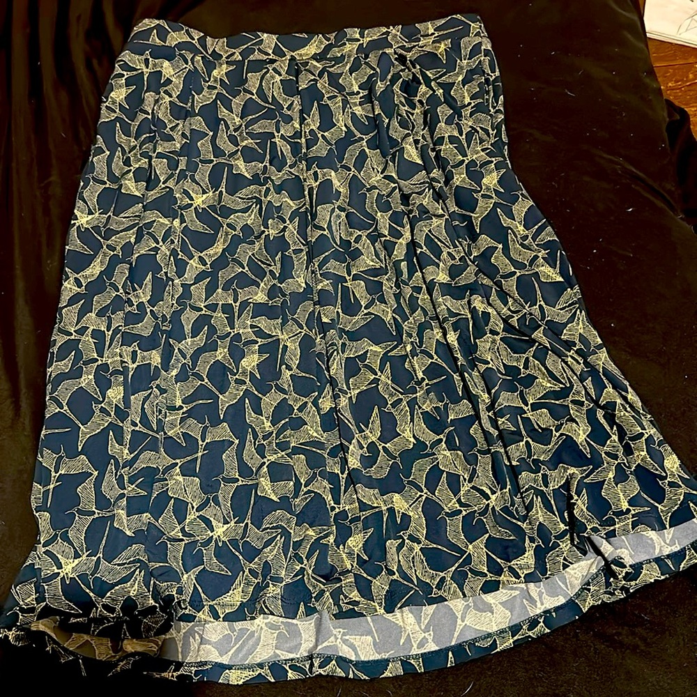 Lularoe slinky dark greenish skirt with birds size M